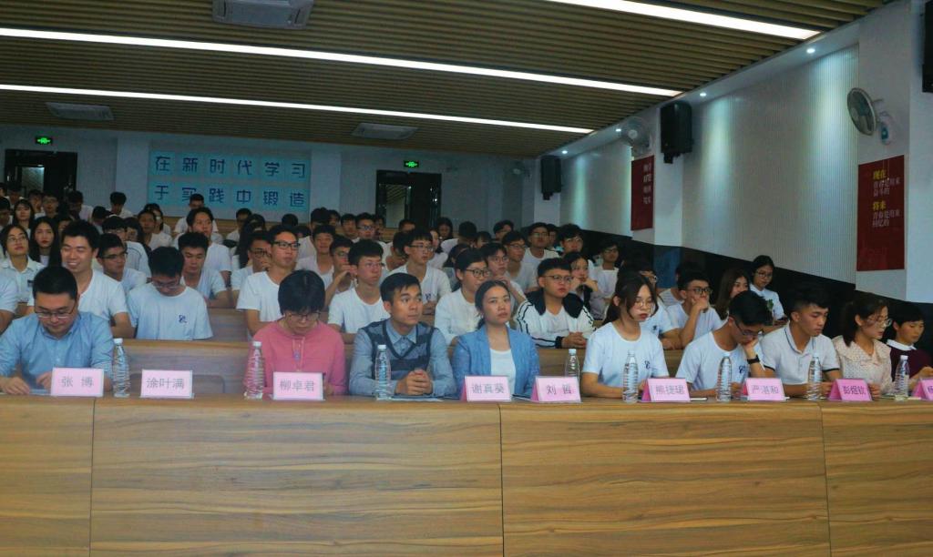 欧乐影院
举行第三届团总支-学生会第二次全体大会6.jpg