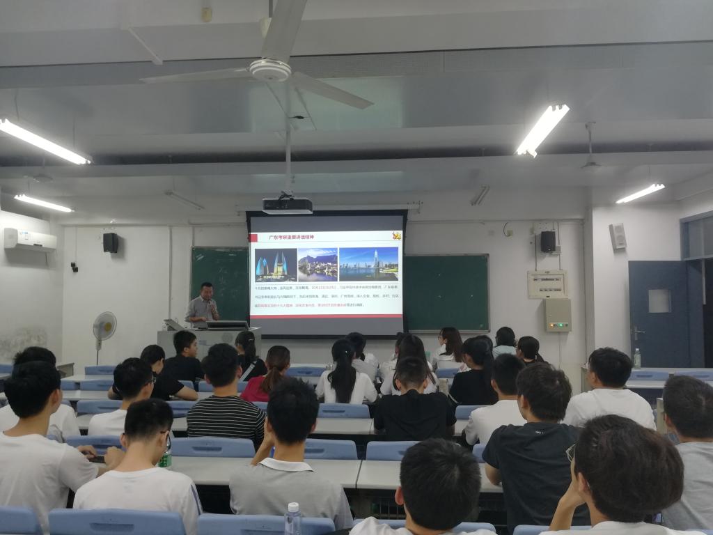 欧乐影院
副院长尹辉斌给学生上班会课2-1-.jpg