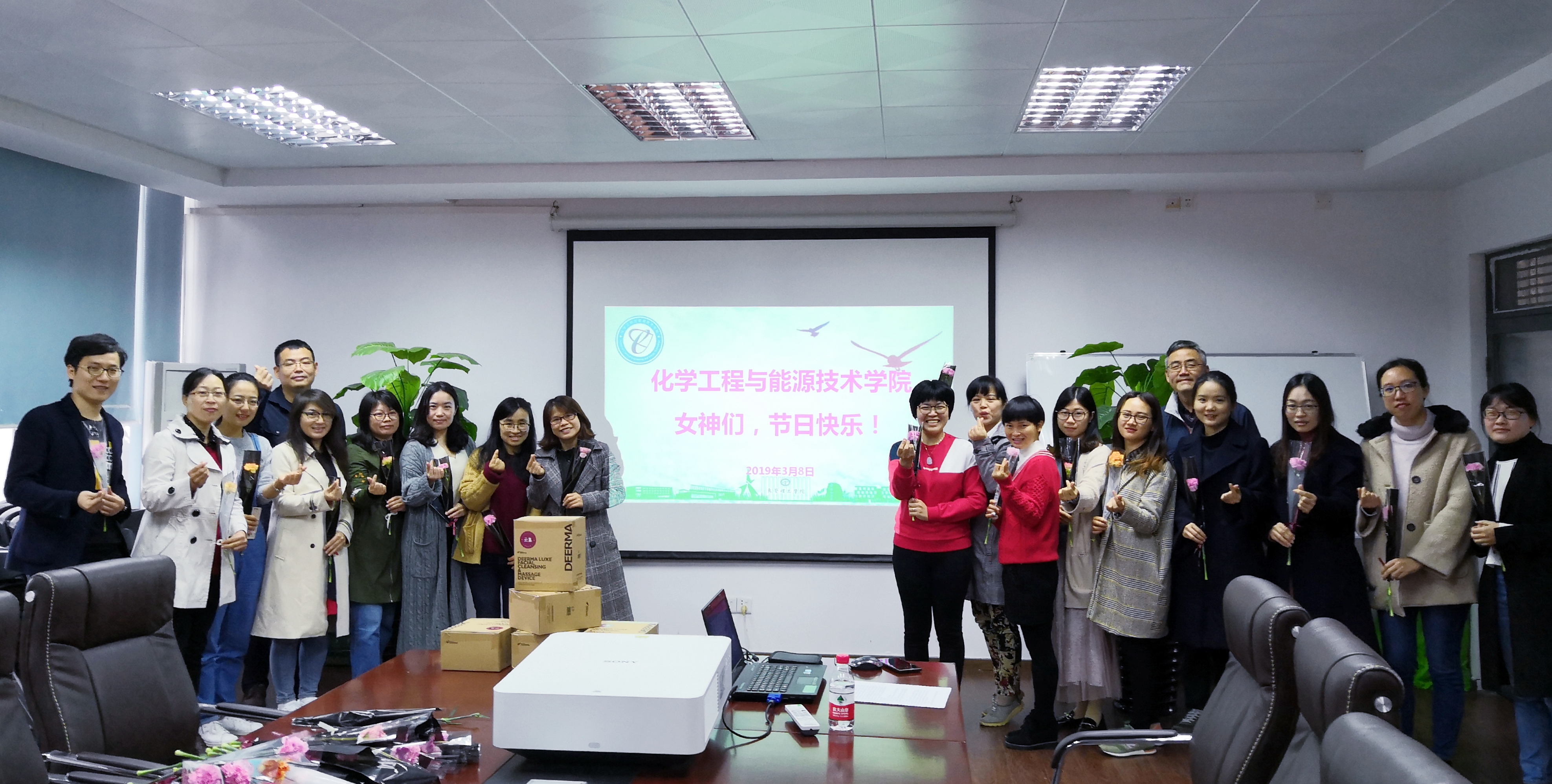 欧乐影院
女教工欢庆国际妇女节1.jpg