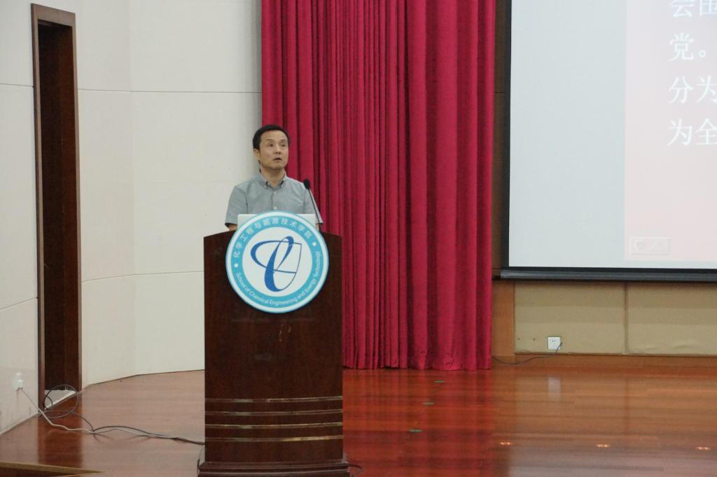 欧乐影院
党总支书记君光为2018级新生上党课-1-.jpg