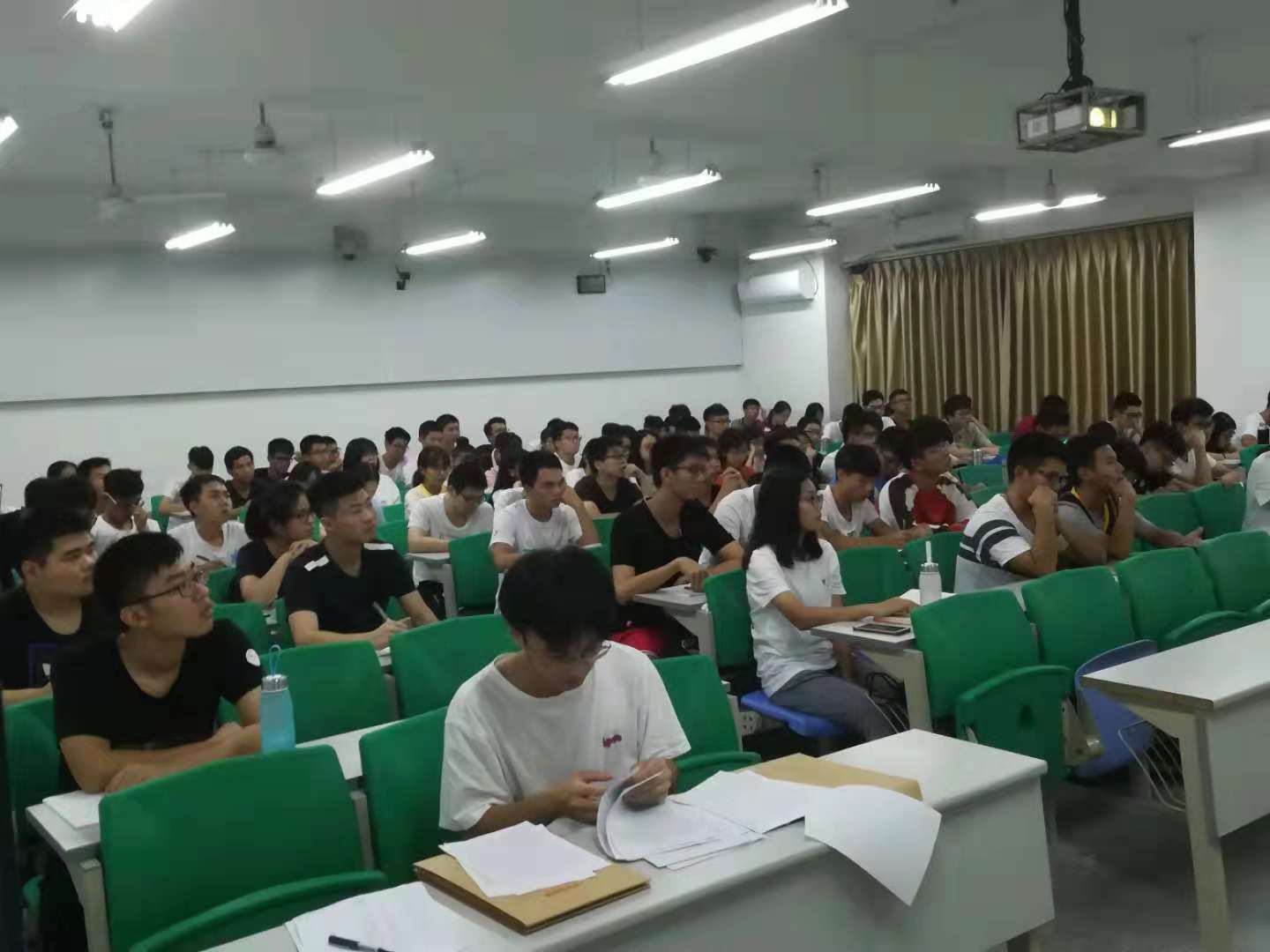 欧乐影院
第五期分党校培训班开班2.jpg