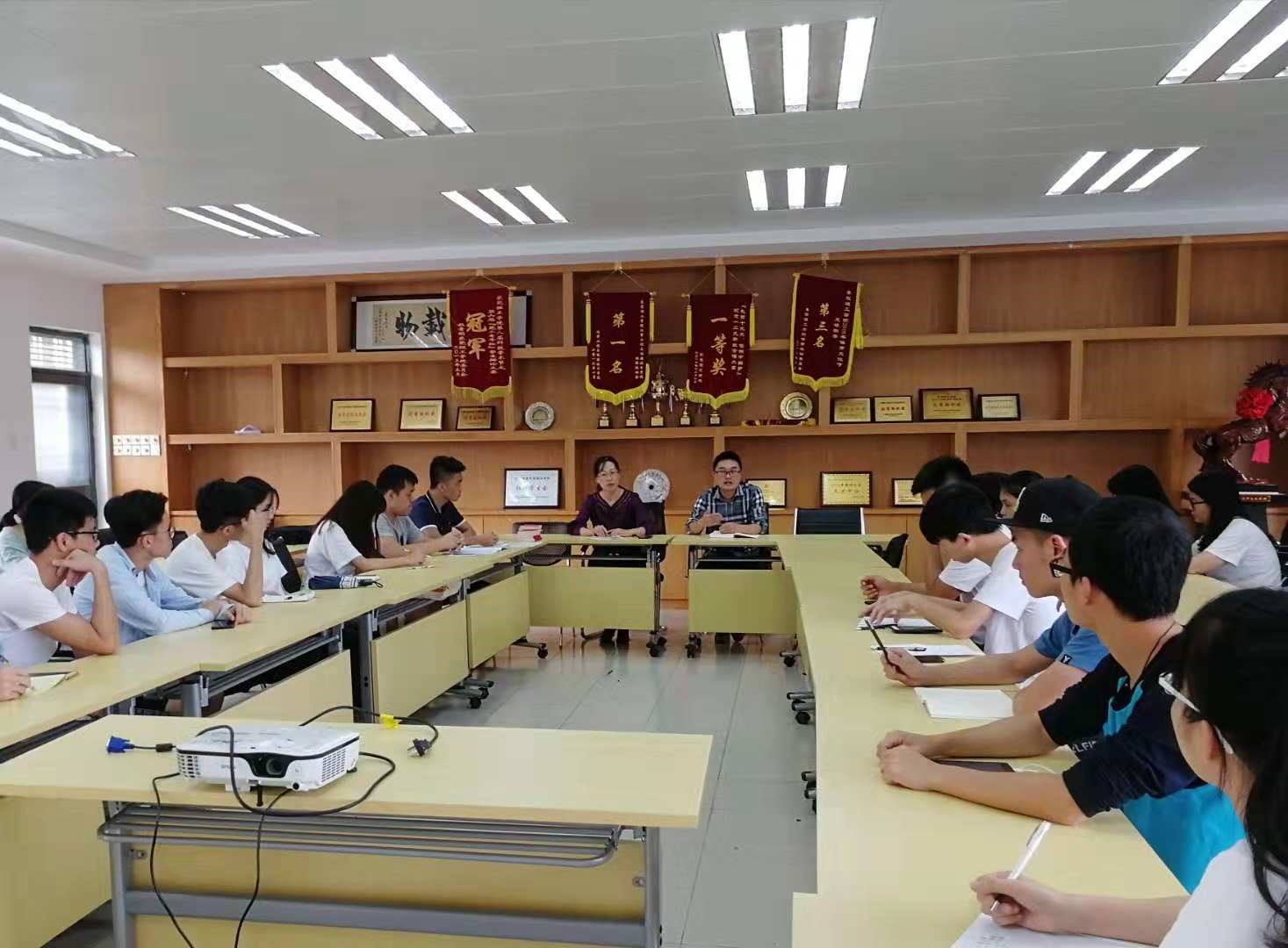 欧乐影院
召开第49期校党课培训动员会议1.jpg