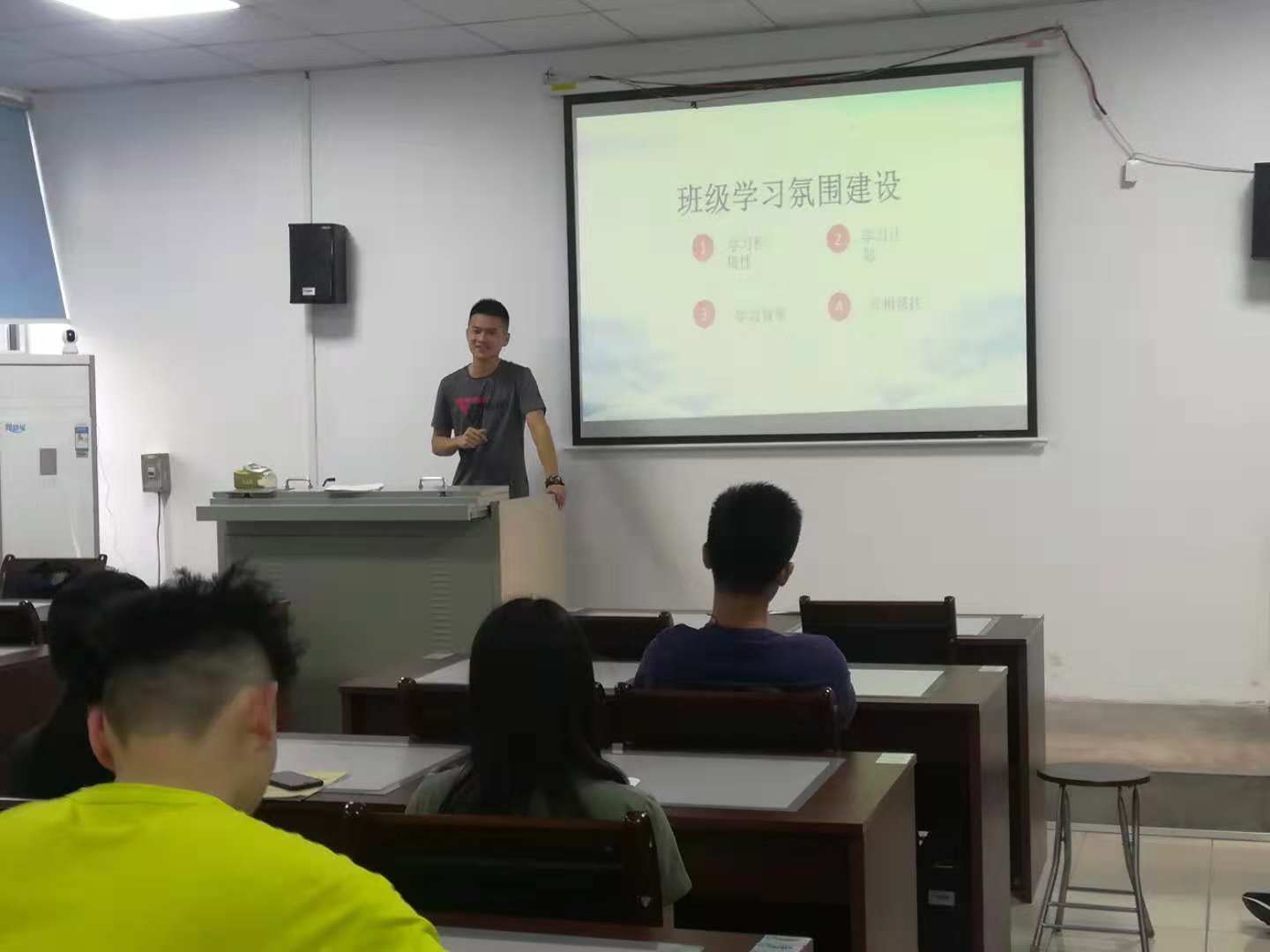 欧乐影院
副院长陈佰满给学生上班会课2-1-.jpg