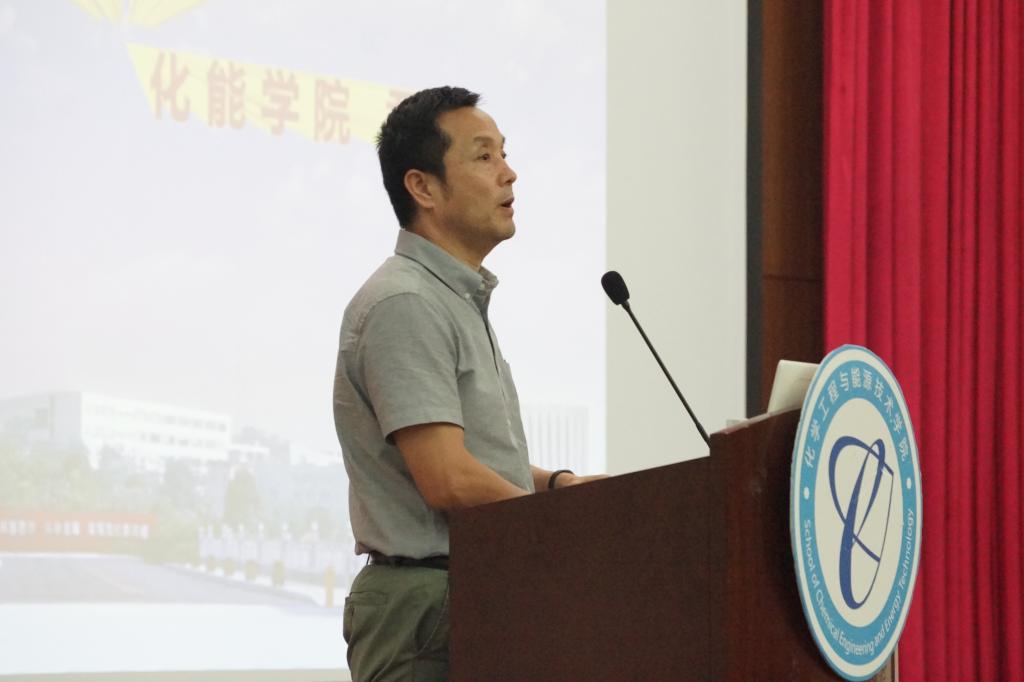 欧乐影院
党总支书记君光为2018级新生上党课-3-.JPG