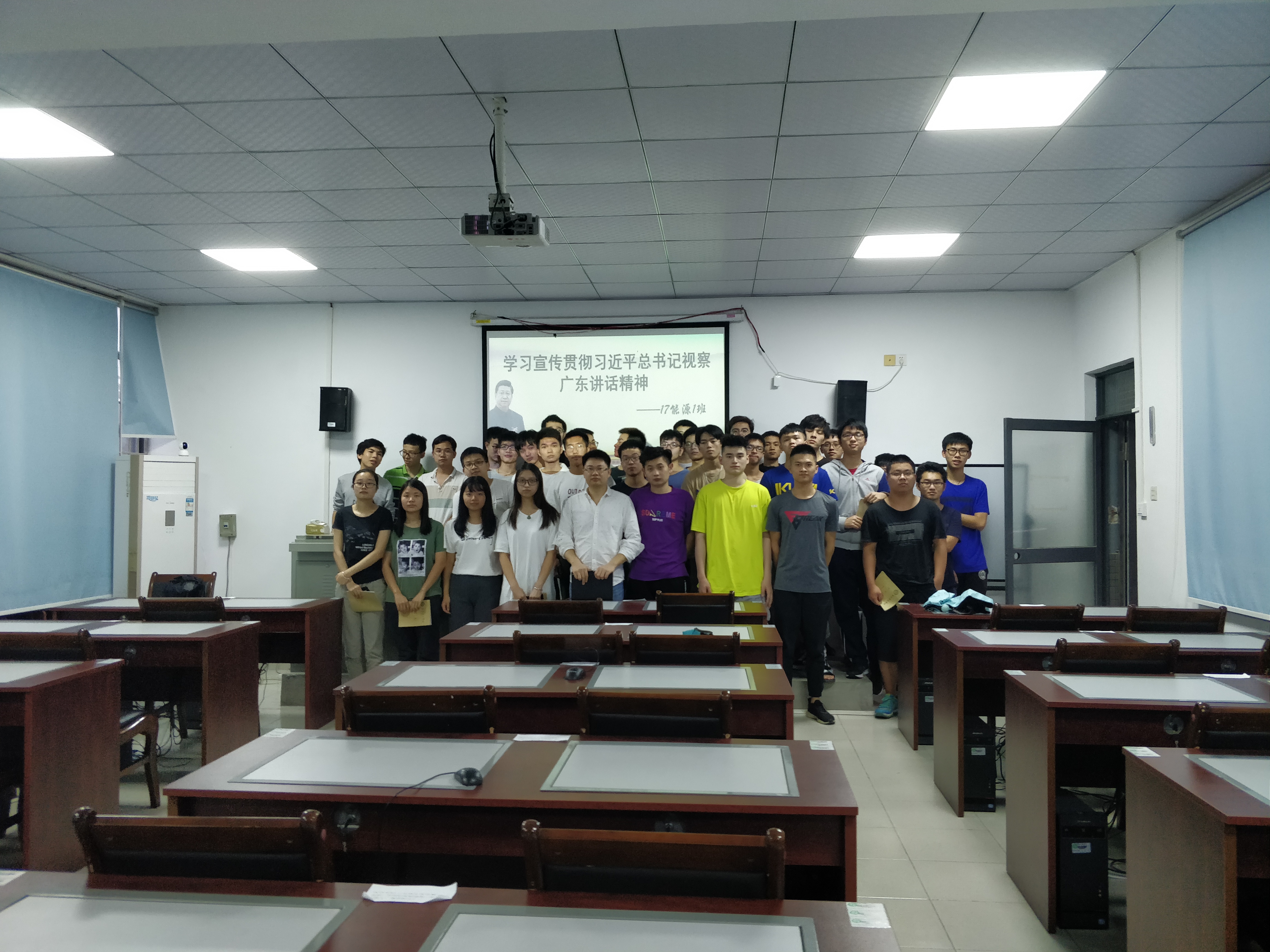 欧乐影院
副院长陈佰满给学生上班会课3.jpg
