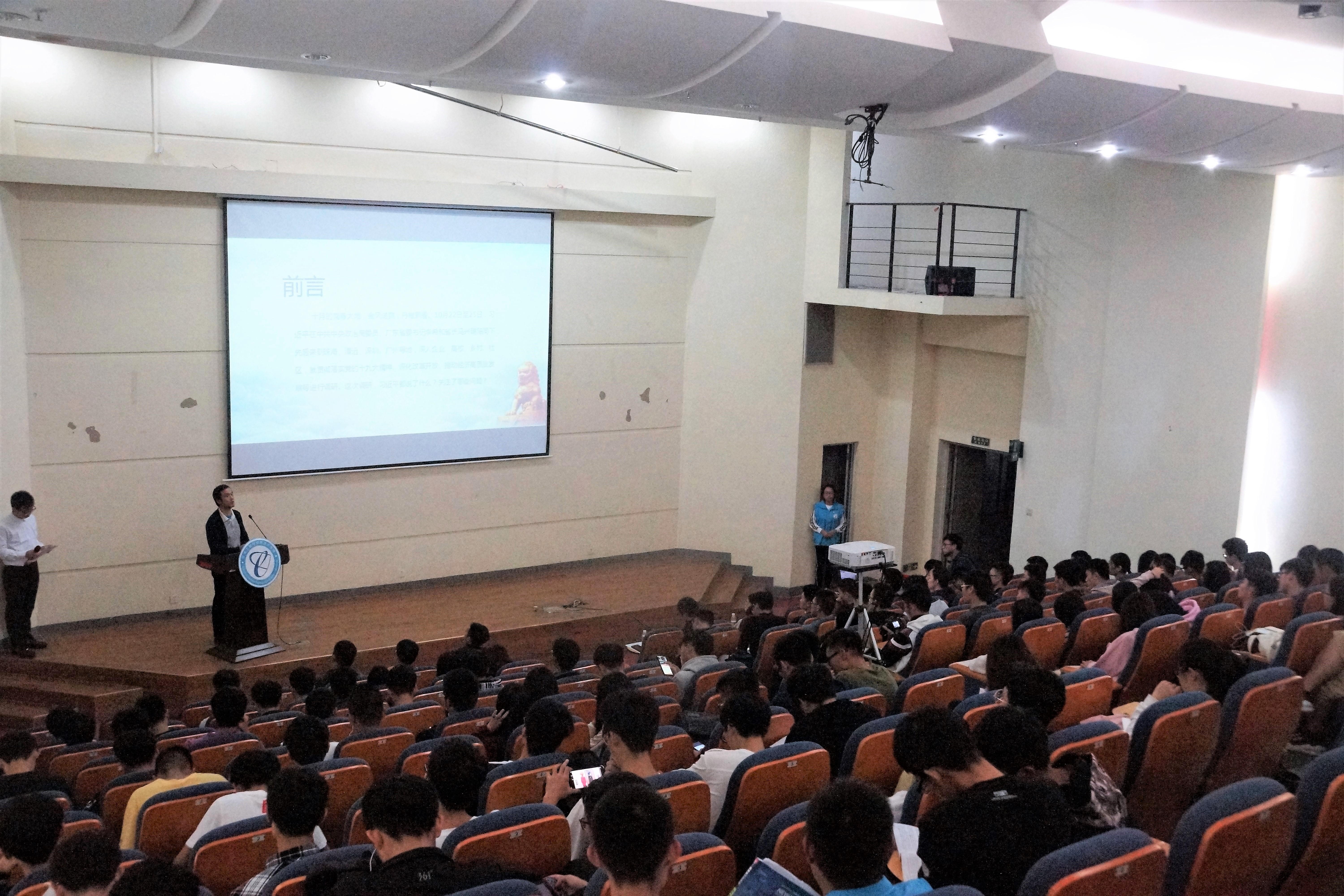 欧乐影院
党总支书记深入学生支部讲党课2.jpg