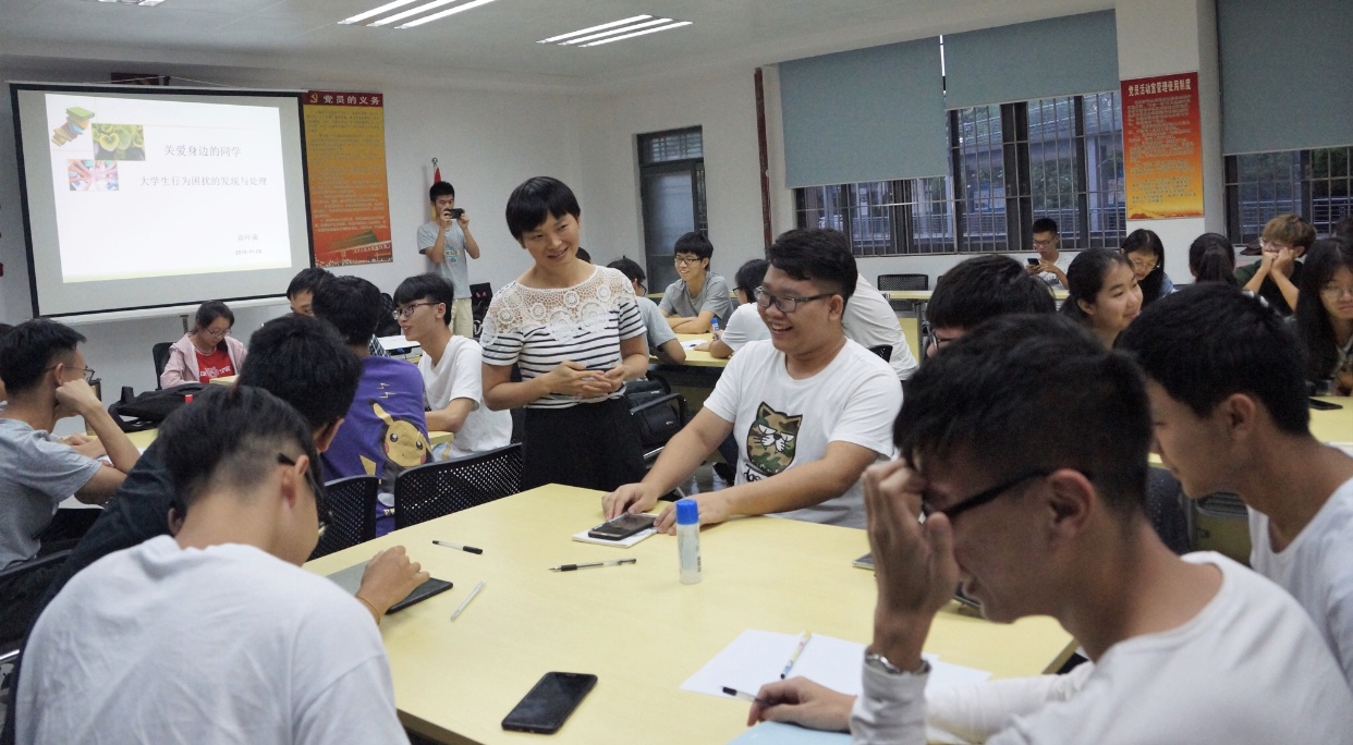 欧乐影院
举行心理委员培训会3.jpg