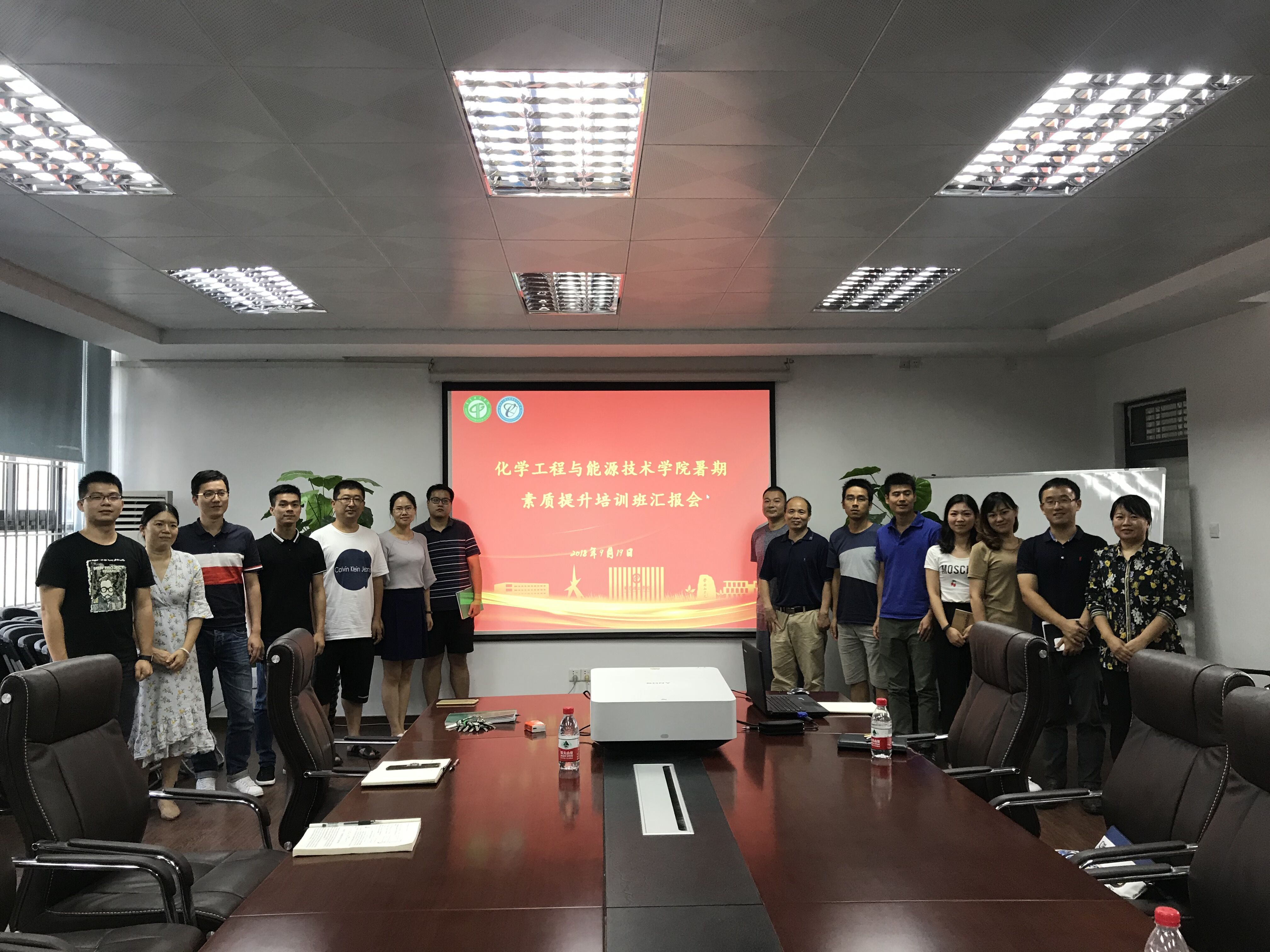 欧乐影院
举行暑假培训分享总结会-1-.jpg