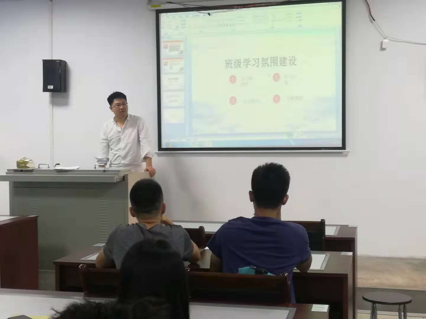 欧乐影院
副院长陈佰满给学生上班会课2-2-.jpg