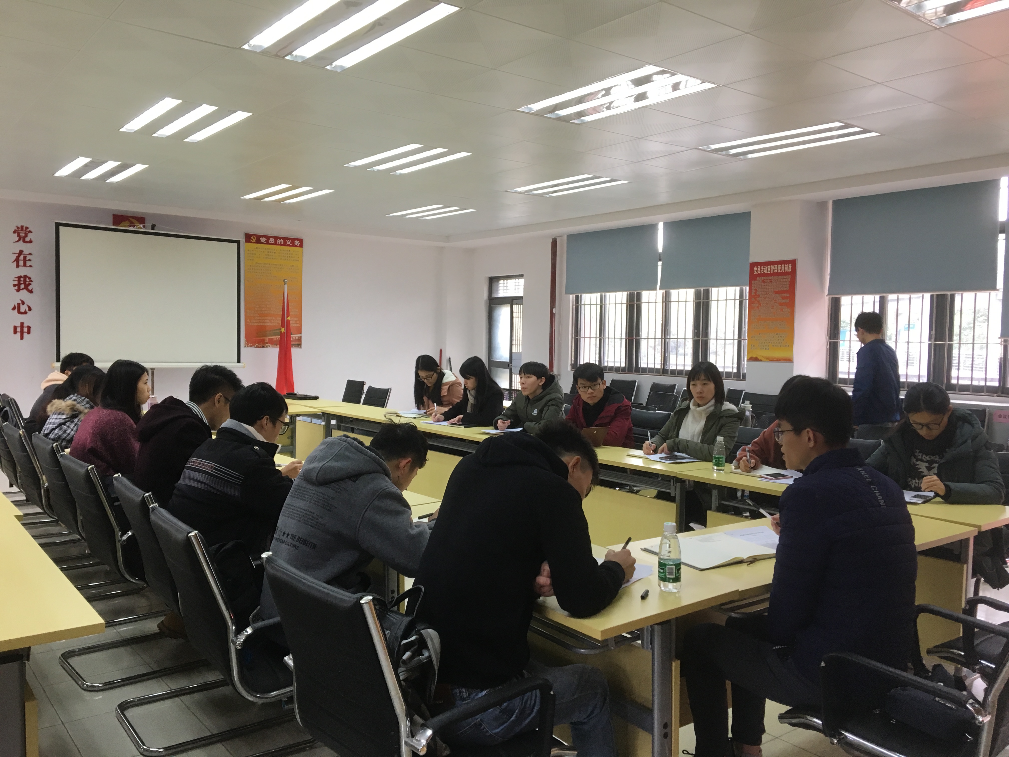 欧乐影院
学生党支部开展谈心谈话-广泛征求意见.jpg