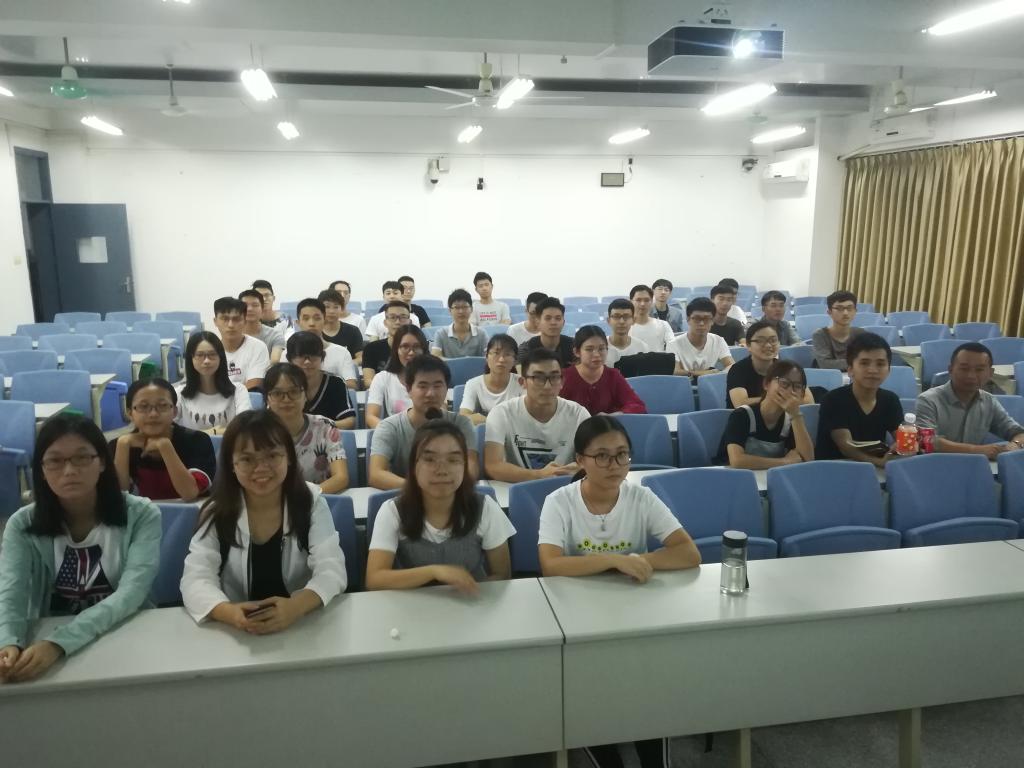 欧乐影院
副院长尹辉斌给学生上班会课3.jpg