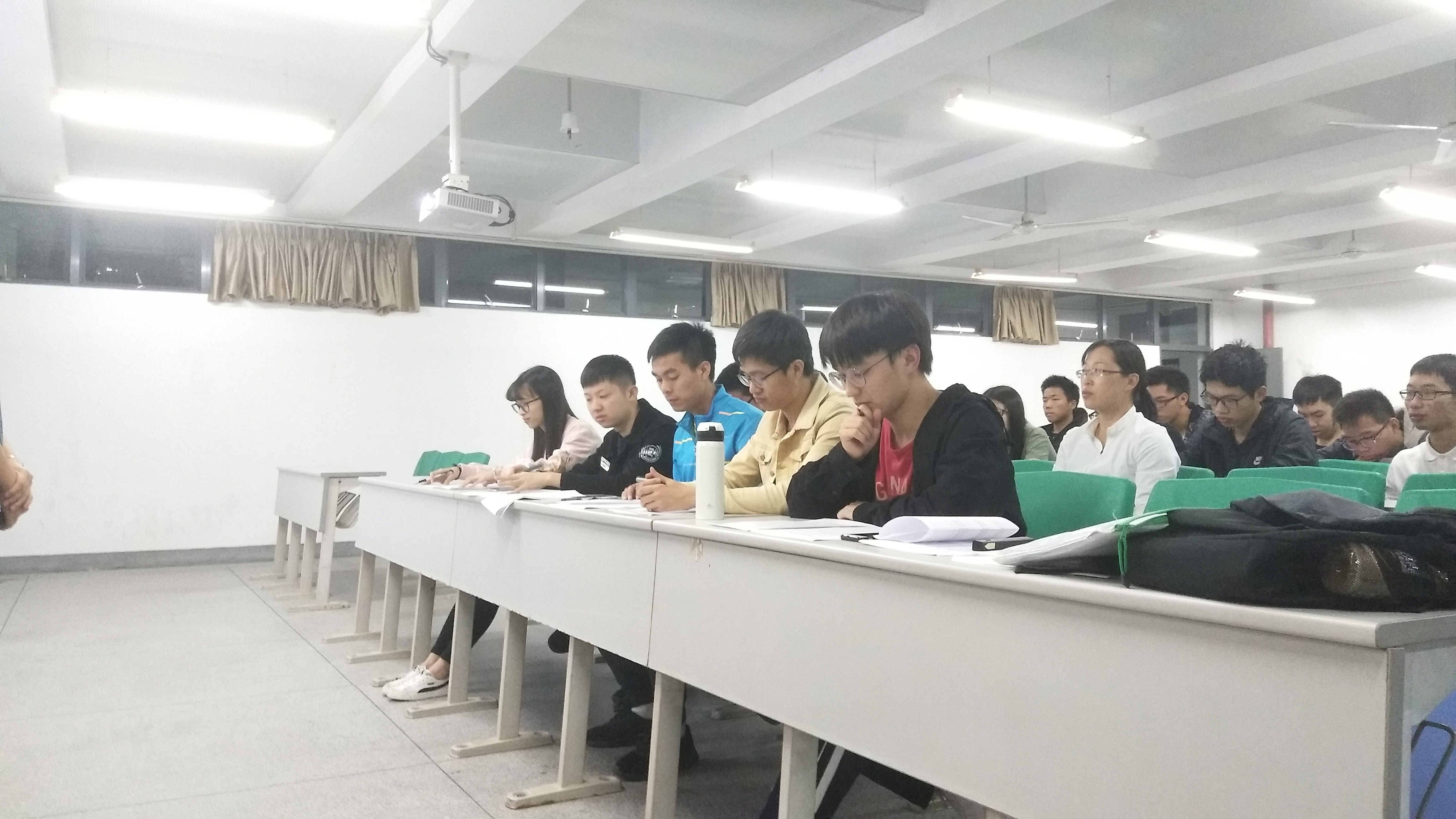 欧乐影院
学生党支部顺利召开预备党员转正答辩大会2.jpg