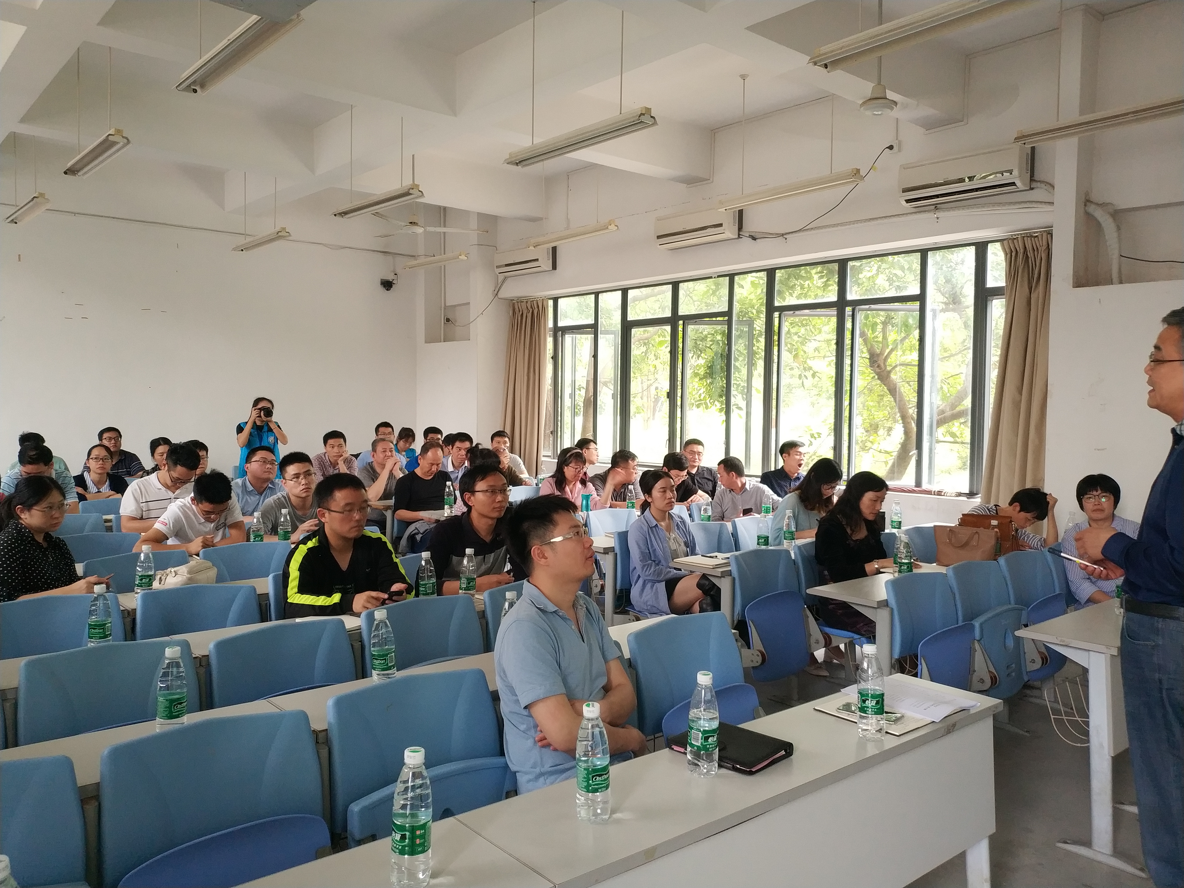 欧乐影院
召开党员政治学习暨班主任培训1.jpg